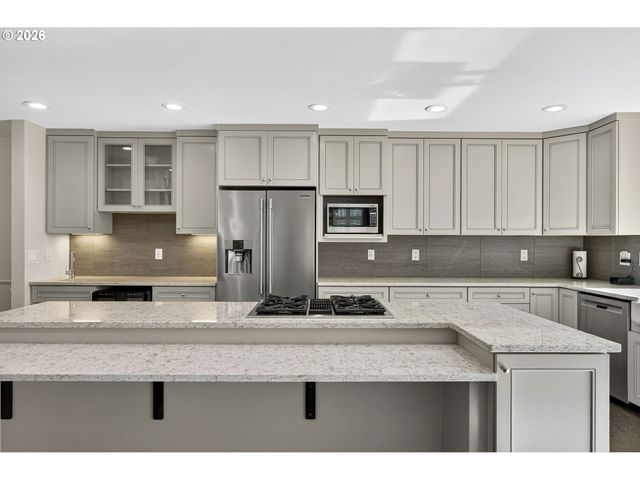 1908 BONNIEBRAE Dr, Lake Oswego, OR 97034