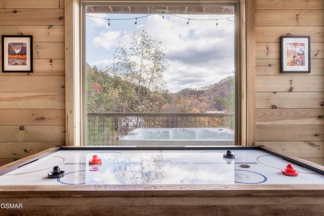 4249 Wolf Hollow Way, Sevierville, TN 37862