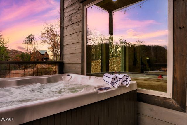 4249 Wolf Hollow Way, Sevierville, TN 37862