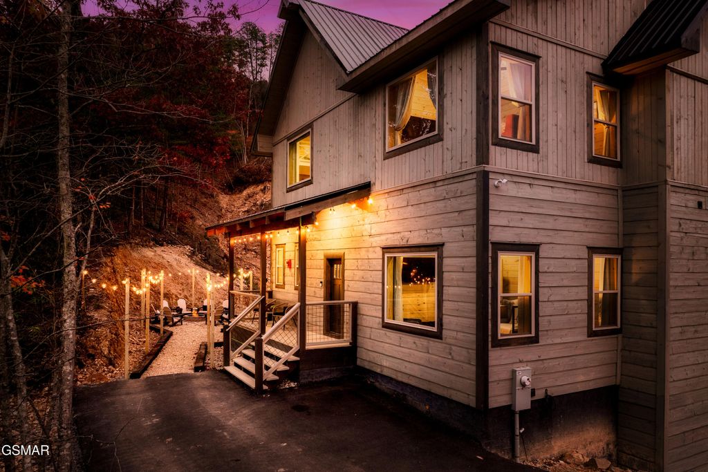4249 Wolf Hollow Way, Sevierville, TN 37862