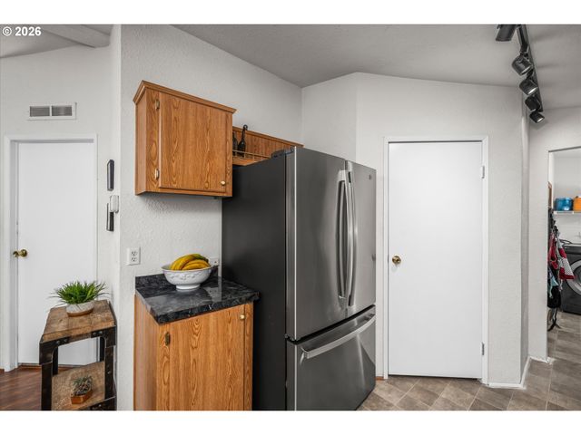 1384 DAVID Ave, Eugene, OR 97404