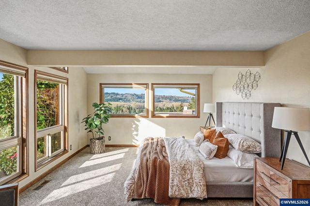 3586 Cherokee Dr S, Salem, OR 97302