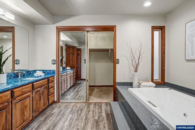 3586 Cherokee Dr S, Salem, OR 97302