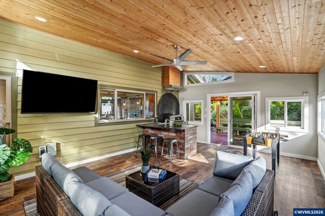 3586 Cherokee Dr S, Salem, OR 97302