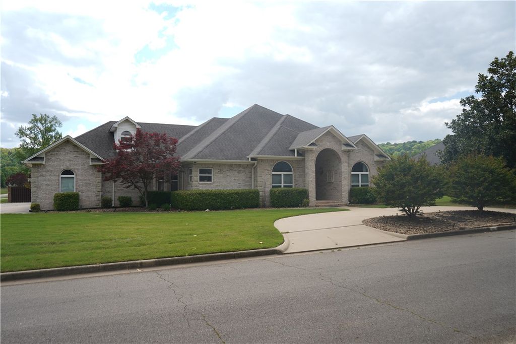 2303 W 7th Street, Russellville, AR 72801