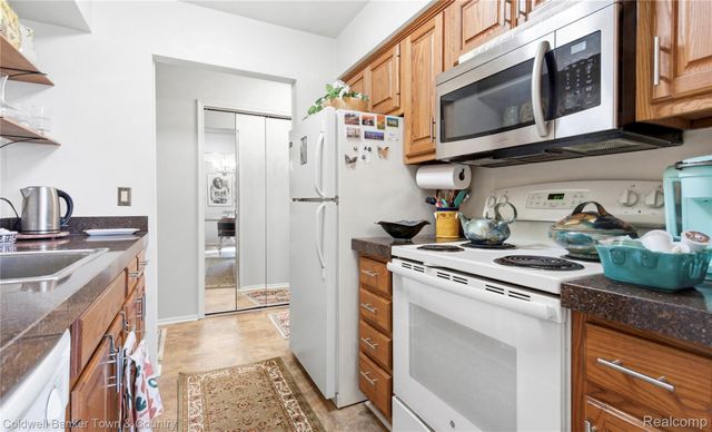 1744 Harrison Avenue C-5, Trenton, MI 48183