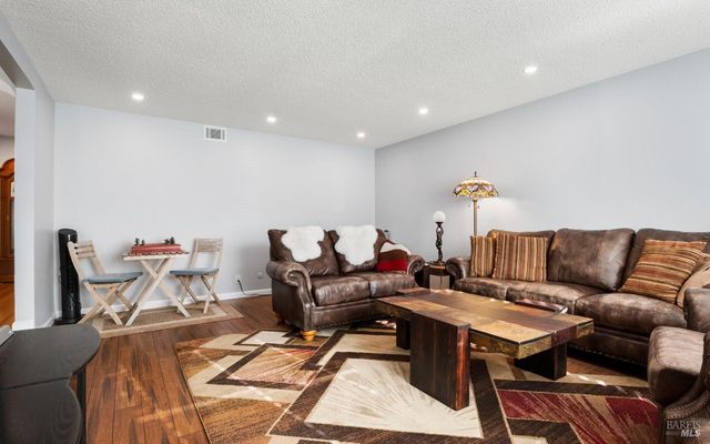 477 N Meadowview Ct, Vacaville, CA 95688