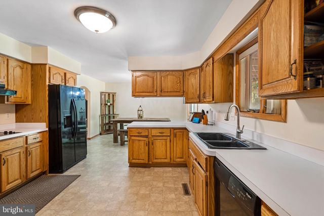 903 COLSTON DR, Falling Waters, WV 25419