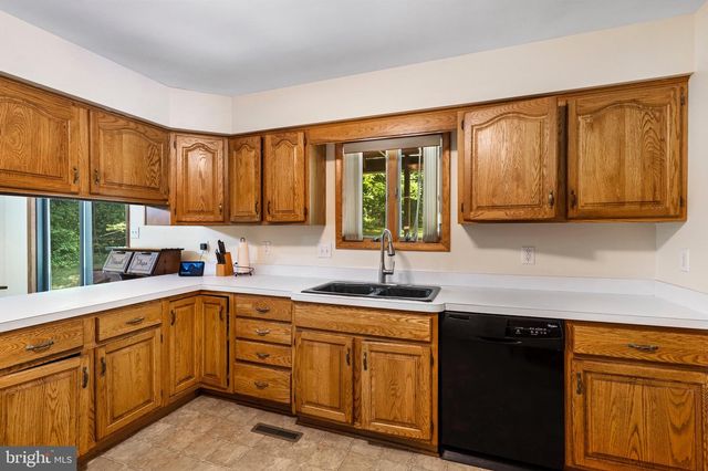 903 COLSTON DR, Falling Waters, WV 25419