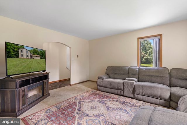 903 COLSTON DR, Falling Waters, WV 25419