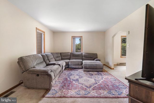 903 COLSTON DR, Falling Waters, WV 25419