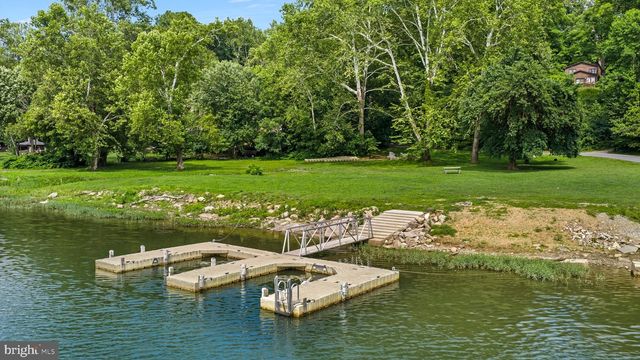 903 COLSTON DR, Falling Waters, WV 25419