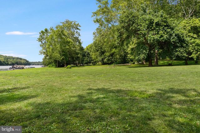 903 COLSTON DR, Falling Waters, WV 25419