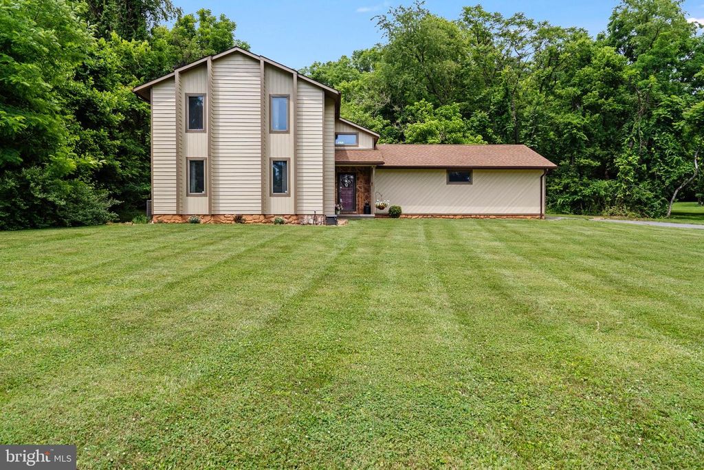 903 COLSTON DR, Falling Waters, WV 25419