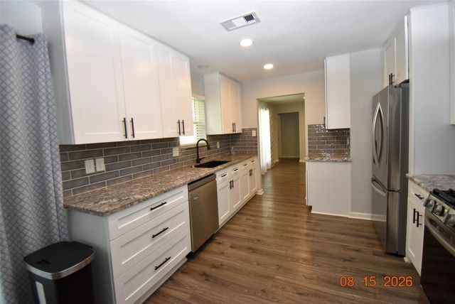 15711 Blackhawk Boulevard, Friendswood, TX 77546
