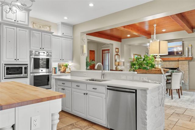 17501 Navigation LN, Lago Vista, TX 78645