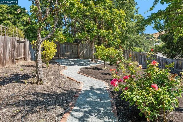 414 Castello Rd, Lafayette, CA 94549