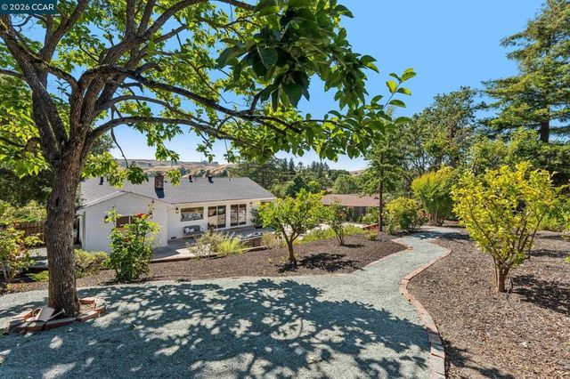 414 Castello Rd, Lafayette, CA 94549