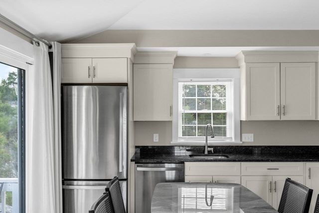 550 Jerusalem Rd 6, Cohasset, MA 02025