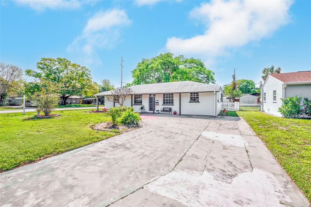 Image 4 of property listing at 4102 W BAY VISTA AVENUE, Tampa, FL 33611