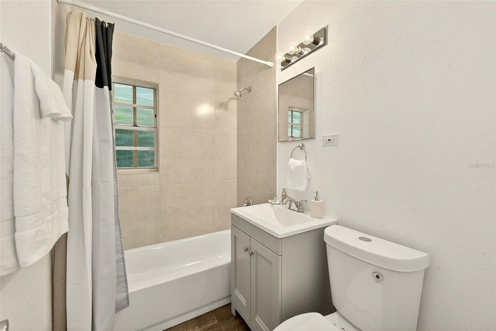 Image 34 of property listing at 4102 W BAY VISTA AVENUE, Tampa, FL 33611