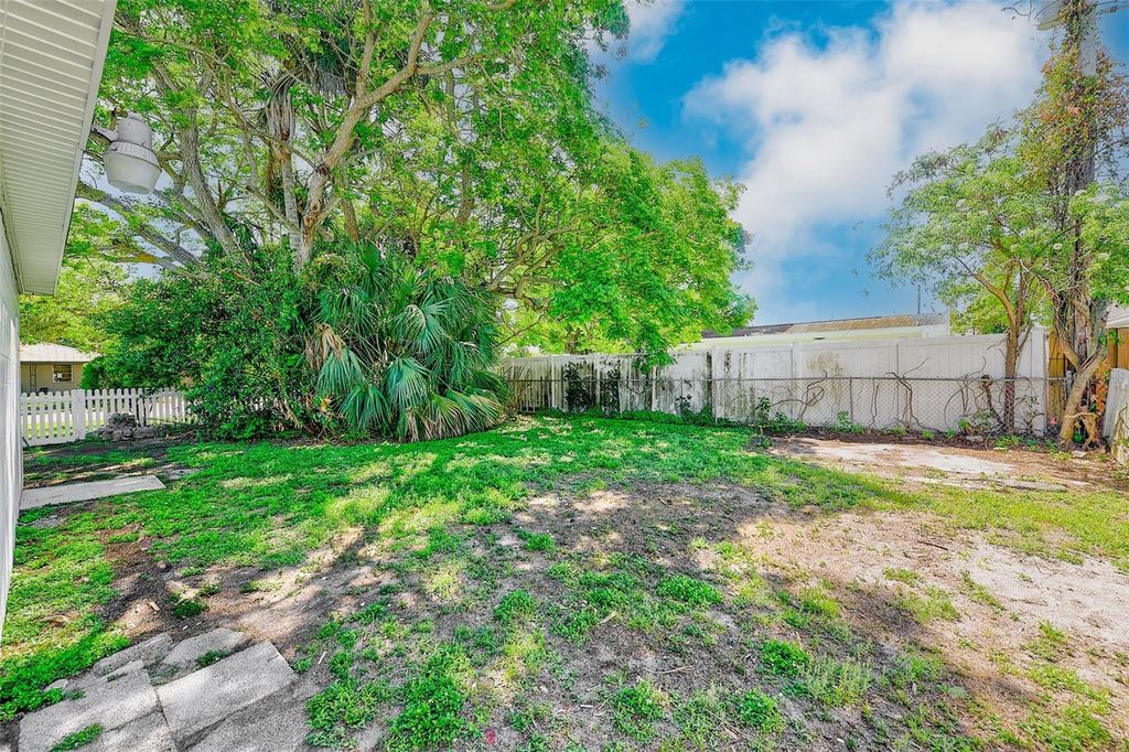 Image 36 of property listing at 4102 W BAY VISTA AVENUE, Tampa, FL 33611