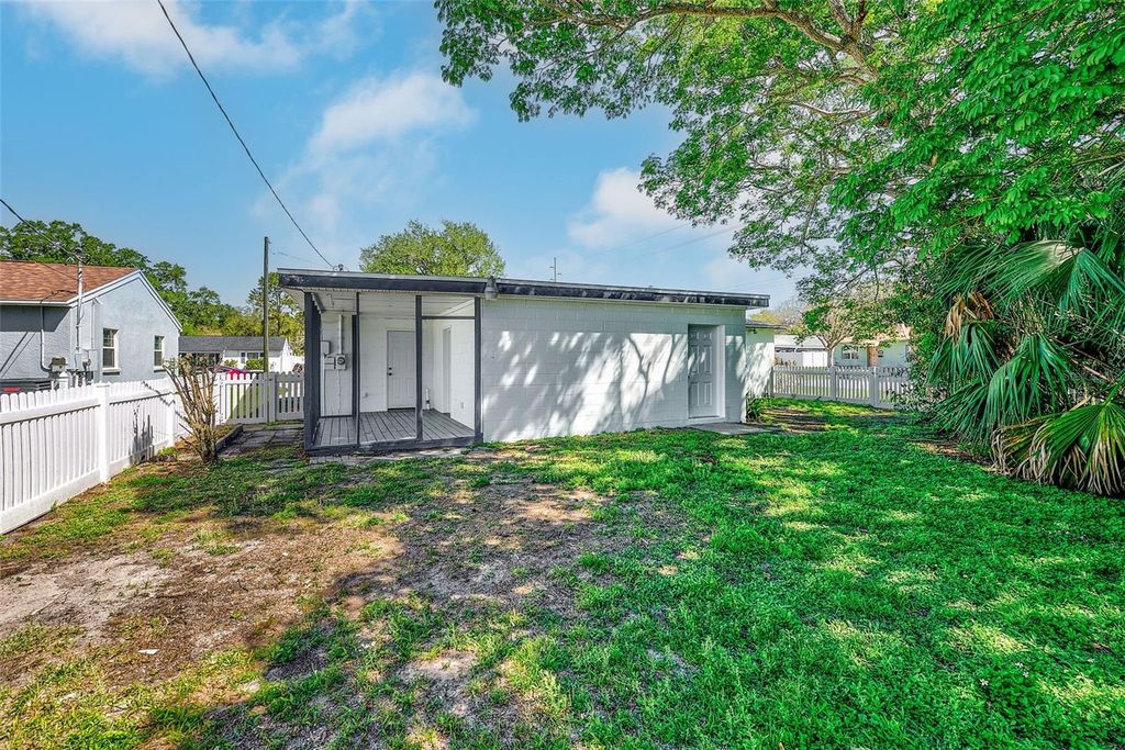 Image 37 of property listing at 4102 W BAY VISTA AVENUE, Tampa, FL 33611