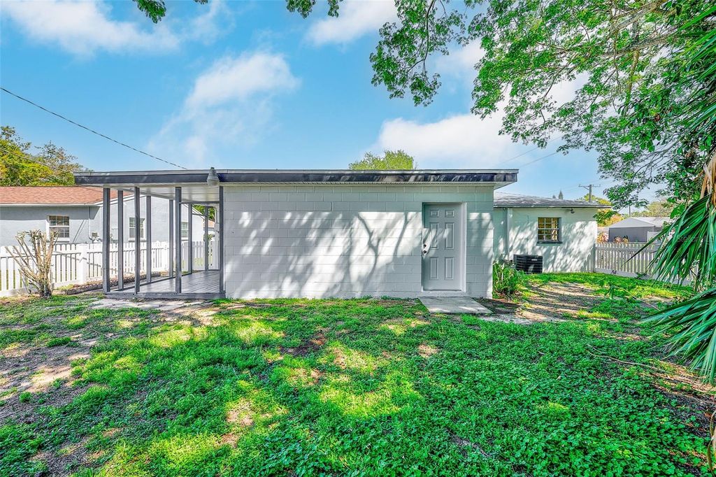 Image 40 of property listing at 4102 W BAY VISTA AVENUE, Tampa, FL 33611