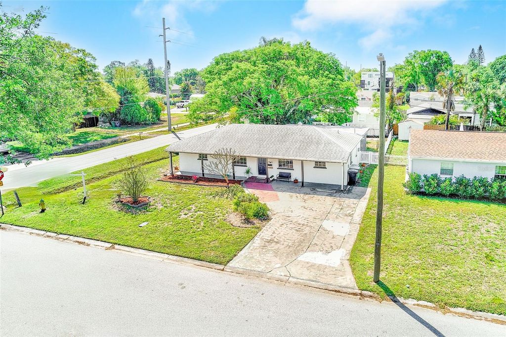 Image 44 of property listing at 4102 W BAY VISTA AVENUE, Tampa, FL 33611