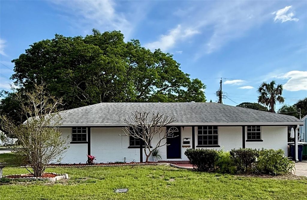 Image 6 of property listing at 4102 W BAY VISTA AVENUE, Tampa, FL 33611