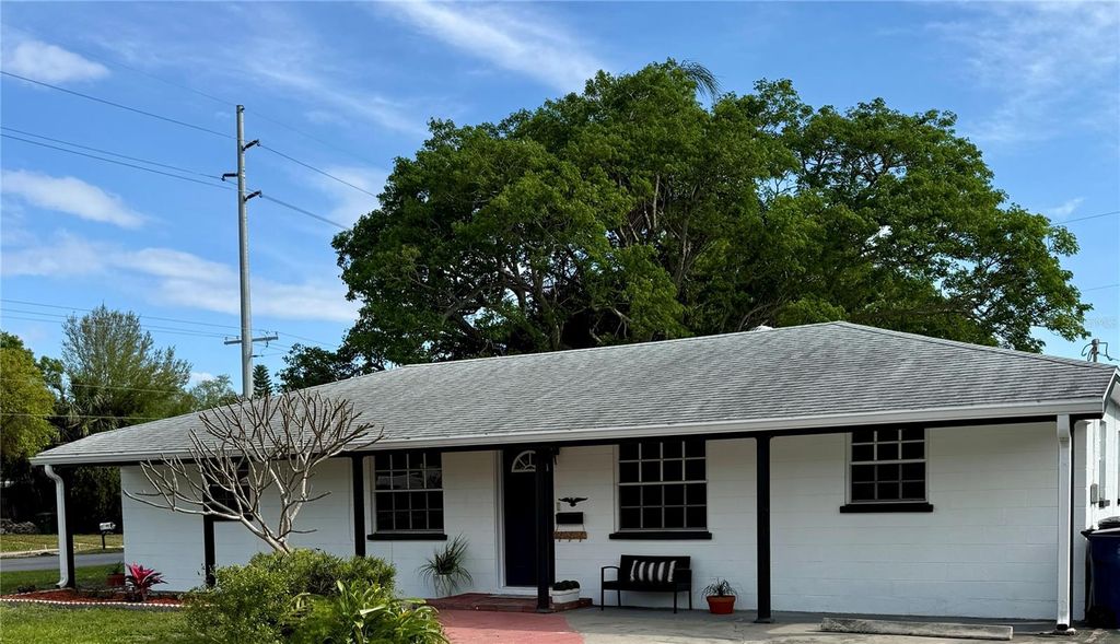 Image 7 of property listing at 4102 W BAY VISTA AVENUE, Tampa, FL 33611