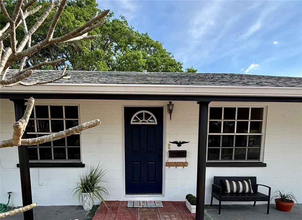 Image 8 of property listing at 4102 W BAY VISTA AVENUE, Tampa, FL 33611