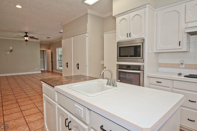 3235 Country Club Boulevard, Stafford, TX 77477