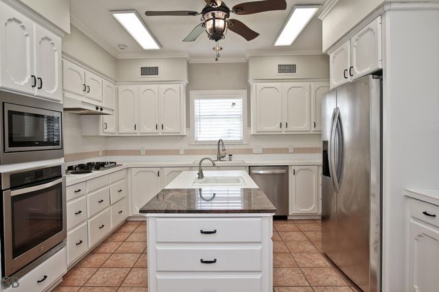 3235 Country Club Boulevard, Stafford, TX 77477