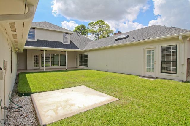 3235 Country Club Boulevard, Stafford, TX 77477