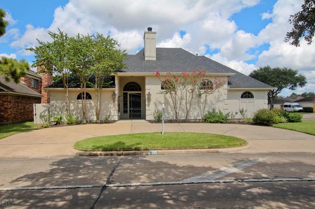 3235 Country Club Boulevard, Stafford, TX 77477