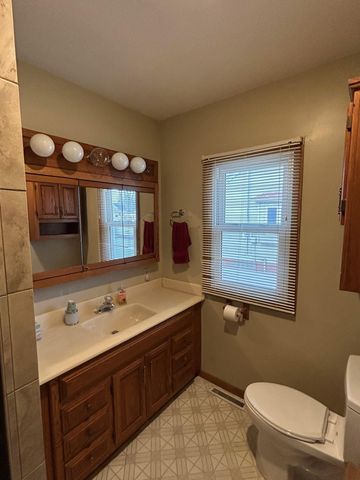 245 N Broadway, Alden, MN 56009