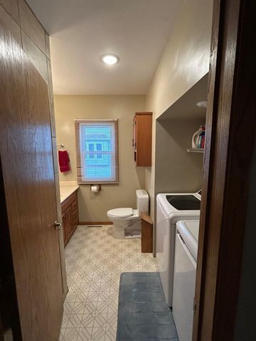 245 N Broadway, Alden, MN 56009