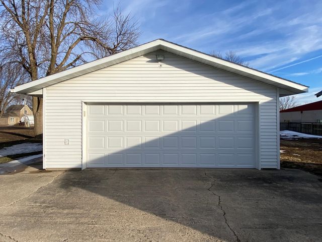 245 N Broadway, Alden, MN 56009