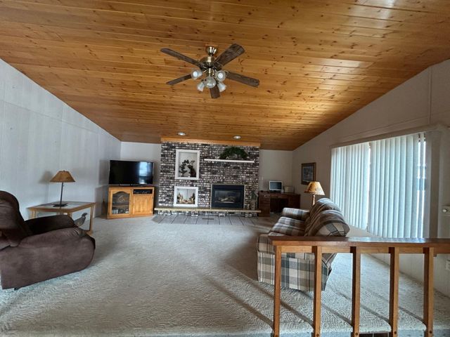 245 N Broadway, Alden, MN 56009