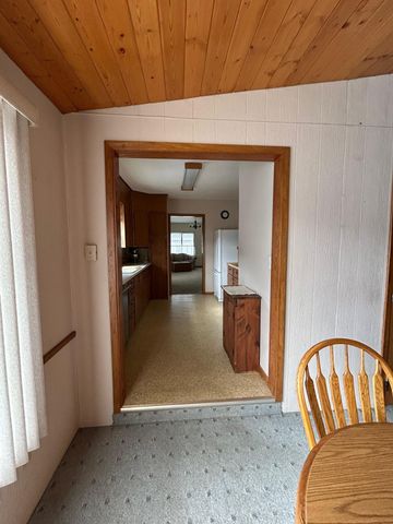 245 N Broadway, Alden, MN 56009