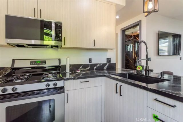 8252 Morse Avenue, North Hollywood, CA 91605