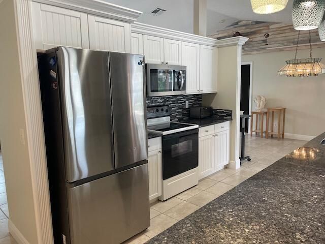 618 SE STREAMLET Avenue, Port St. Lucie, FL 34983
