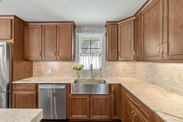 219 Chicago Avenue N, Wayzata, MN 55391