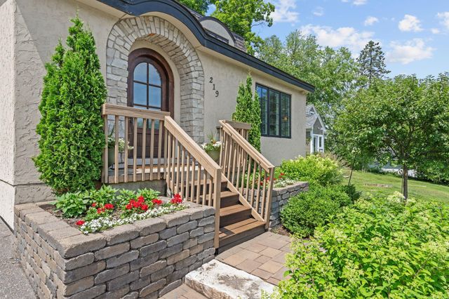 219 Chicago Avenue N, Wayzata, MN 55391