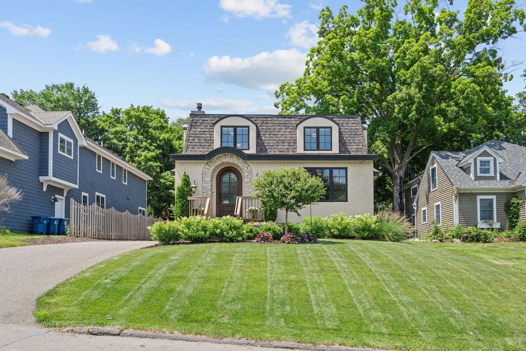 219 Chicago Avenue N, Wayzata, MN 55391