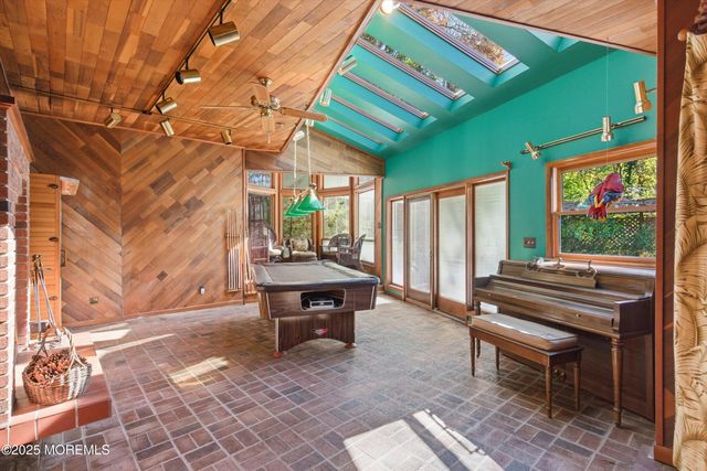 8 Glenwood Drive, Tinton Falls, NJ 07724