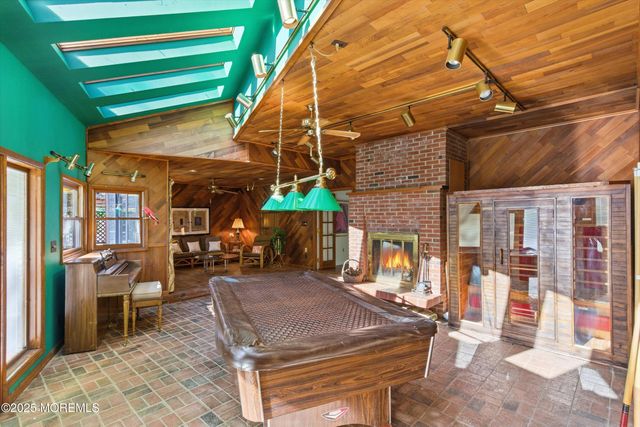 8 Glenwood Drive, Tinton Falls, NJ 07724