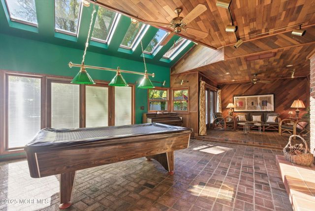 8 Glenwood Drive, Tinton Falls, NJ 07724