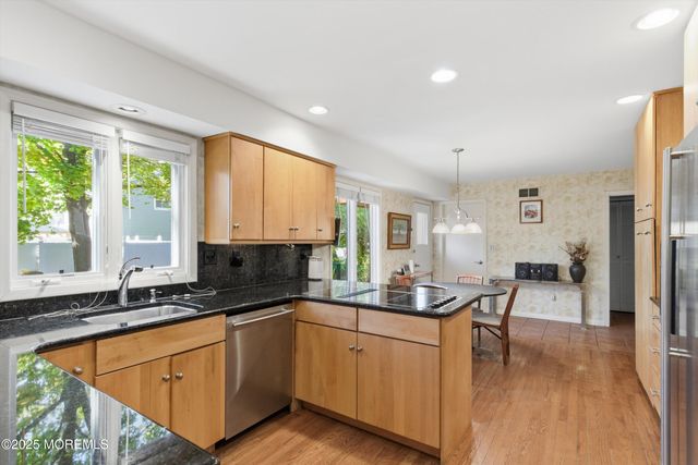 8 Glenwood Drive, Tinton Falls, NJ 07724